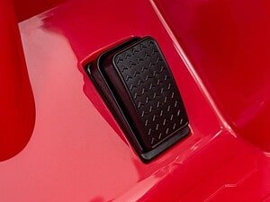 1. Pedala pentru trotinete electrice, culoare neagră pe fond roșu.