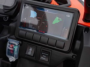 Ecran GPS pe utilitară cu harta și drumurile din orașe.