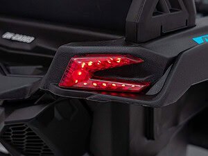 Lumină LED roșie pentru siguranță pe vehicul electric de jucărie.