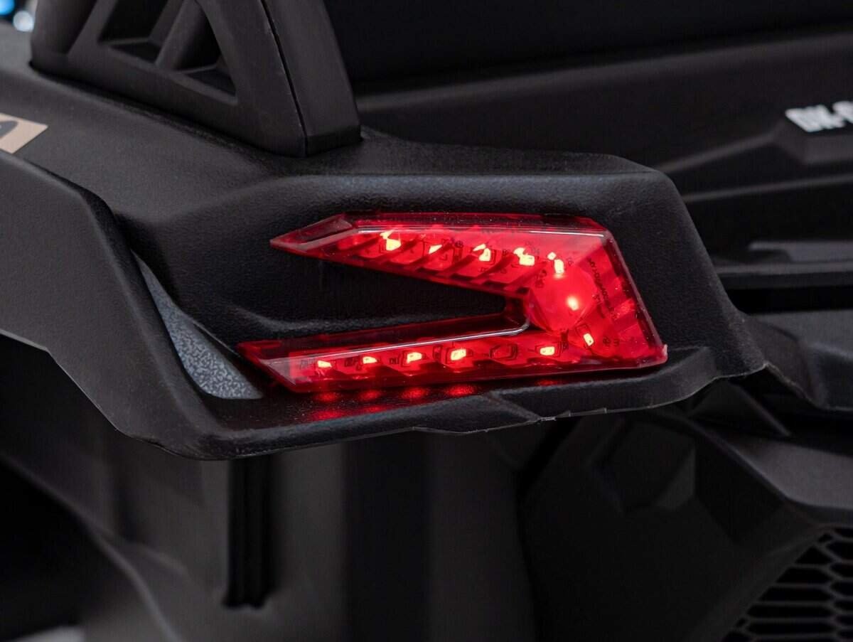 Lumina spate auto, LED roșu, luminile de frână, indicatoare, iluminare siguranță, siguranță auto.