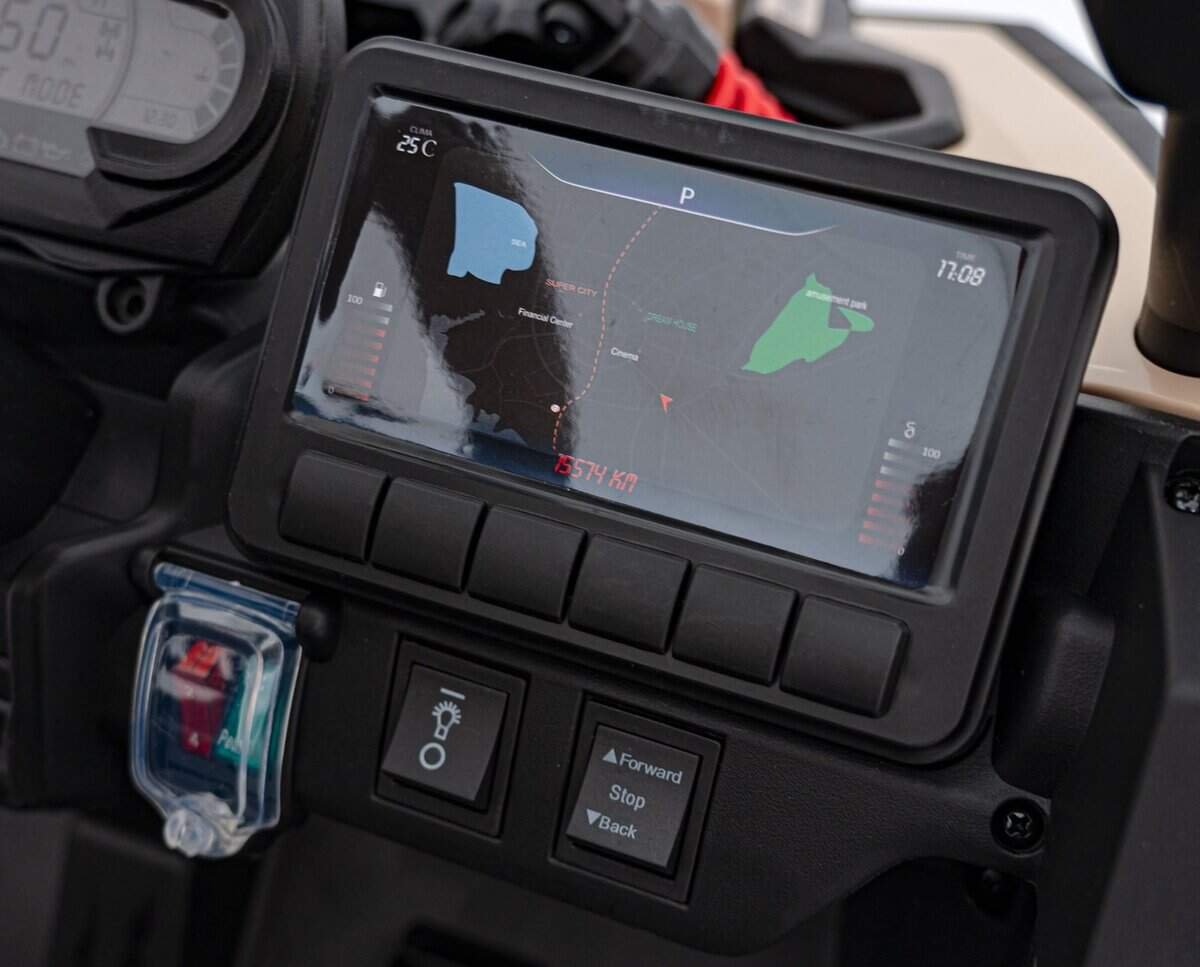 1. Ecran GPS cu hartă pentru vehicul, tehnologie avansată de navigație.