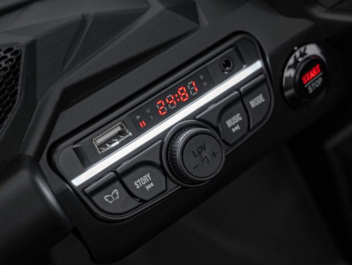 1. Control panel auto cu ecran digital și butoane pentru funcții diverse.