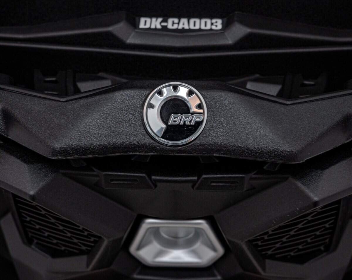 1. BPR logo pe capota unei mașini sport negre.