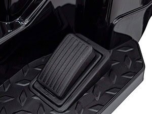 1. Pedala pentru copii din plastic negru, sigur si durabil pentru joaca.