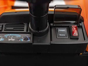 Ecran digital și control al mașinuței jucării, interfață pentru funcții și direcție.