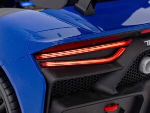 Mașină sport roșu și negru, design aerodinamic pentru curse rapide.