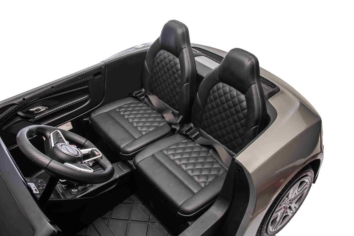 Joaca de mașină electrică pentru copii cu scaune confortabile și design realist.