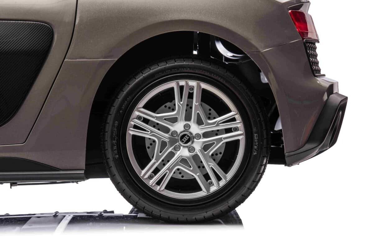 Jante de aliaj pe mașină Audi, design modern, performanță și stil rafinat.