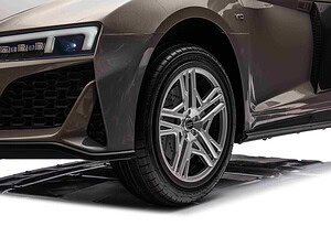 Janta audi sport pe mașină de lux, design modern, detaliu rafinat, articole auto premium pentru pasionați.