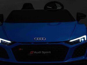 Mașină sport albastră Audi, iluminată, impresionantă și elegantă, perfectă pentru pasionații de viteză.