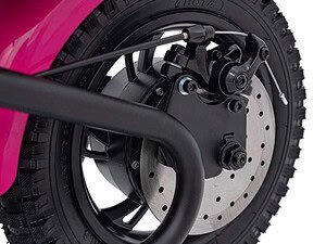 Accelerație pe roata de mașină electrică pentru copii, divertisment și dezvoltare motorie.