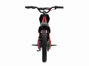 Copil pe bicicletă electrică pentru terenuri off-road, design modern, confort și siguranță.