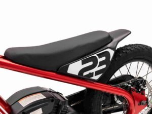 Robustă bicicletă electrică pentru copii, ideală pentru joacă și aventuri în aer liber.