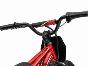 1. Mână stângă și dreaptă pe ghidon bicicletă pentru copii, negru și roșu.