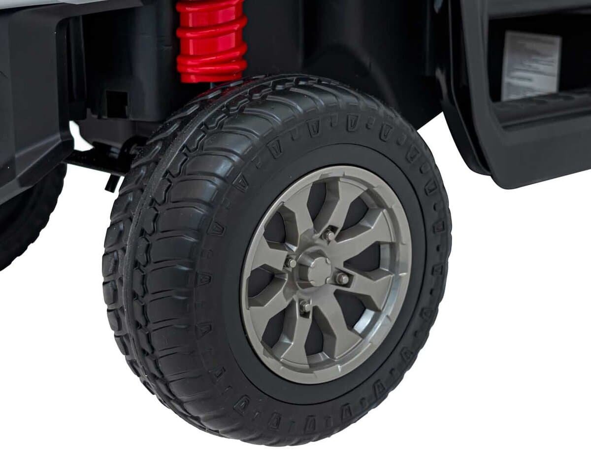 1. Roată de jucarie pentru copii, detaliu cu anvelopă și jantă, pentru dispoziție realistă.