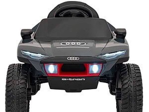 Ascultător, maşină electrică pentru copii, model Audi e-tron pentru joacă în siguranţă.