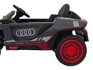 Mașină electrică pentru copii cu design sportiv și logo Audi, perfectă pentru joacă în curte.