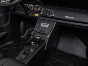 1. butoane și panou de control în interiorul mașinii sport cu instrumente digitale.