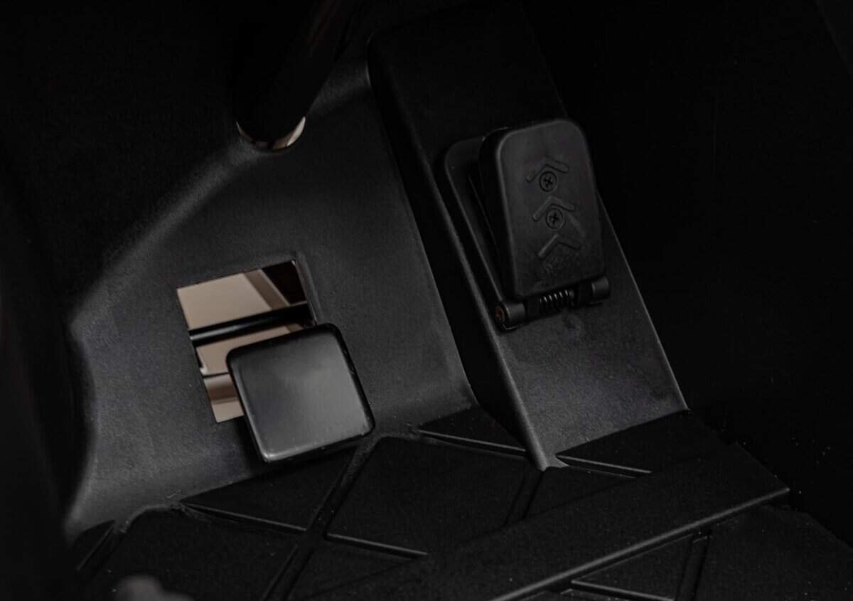 Conector de încărcare și suport pentru telefon în mașină, accesoriu auto practic și util.