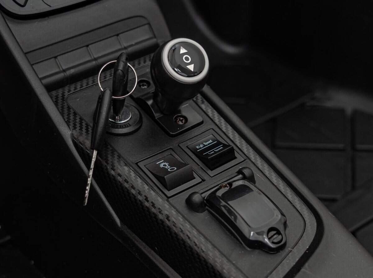 1. Buton pentru schimbare viteze mașină sport, acasă sau circuit auto.