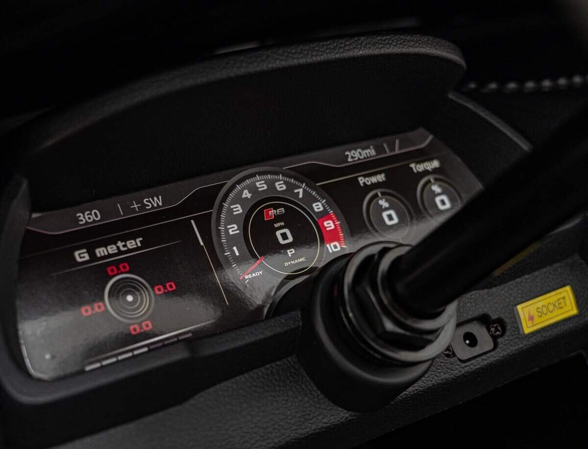 1. Bord digital și indicatori de performanță pentru mașină sport.