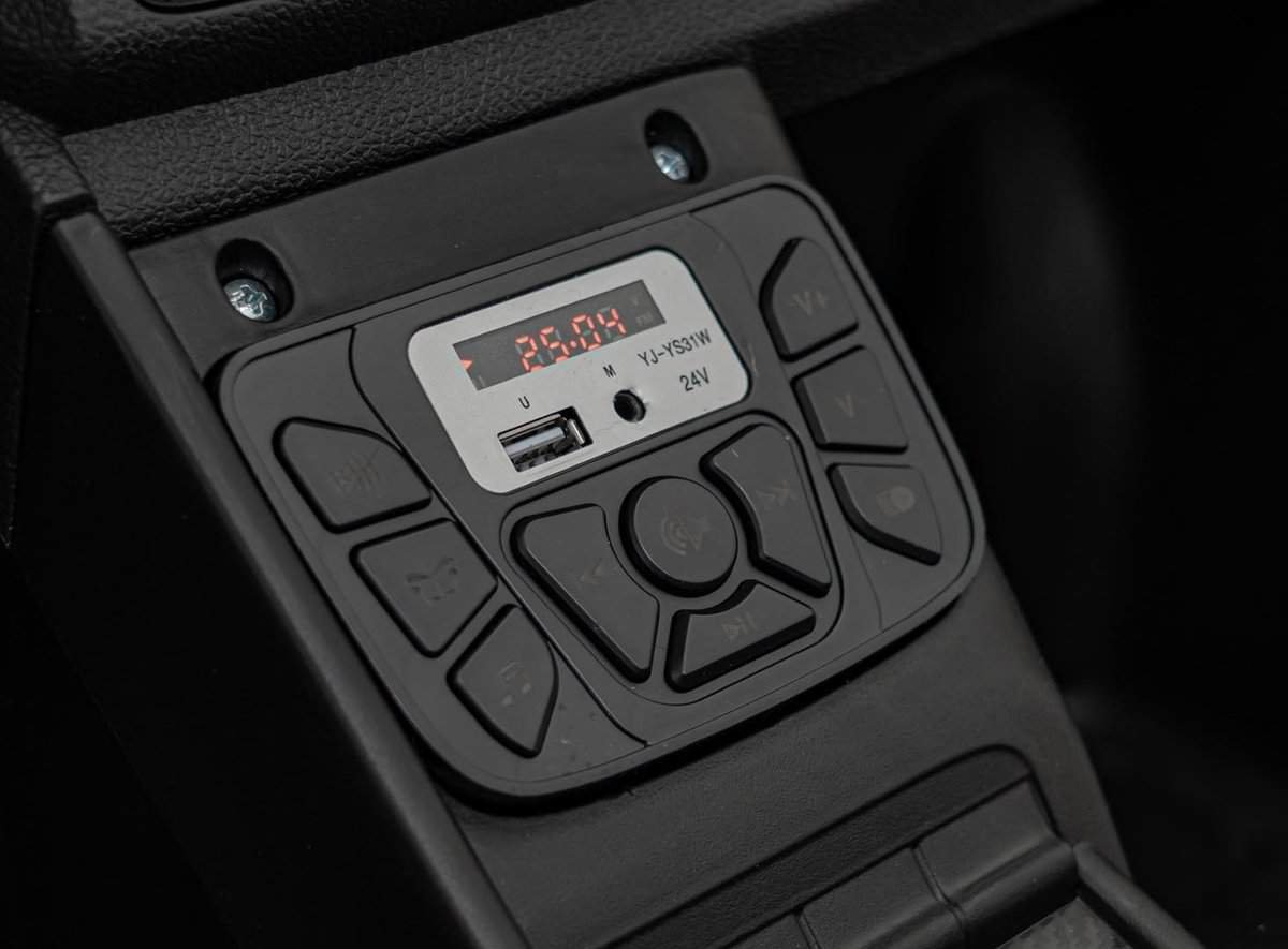 Comutator electronic pentru mașină, display digital, control temperatură, funcții avansate.