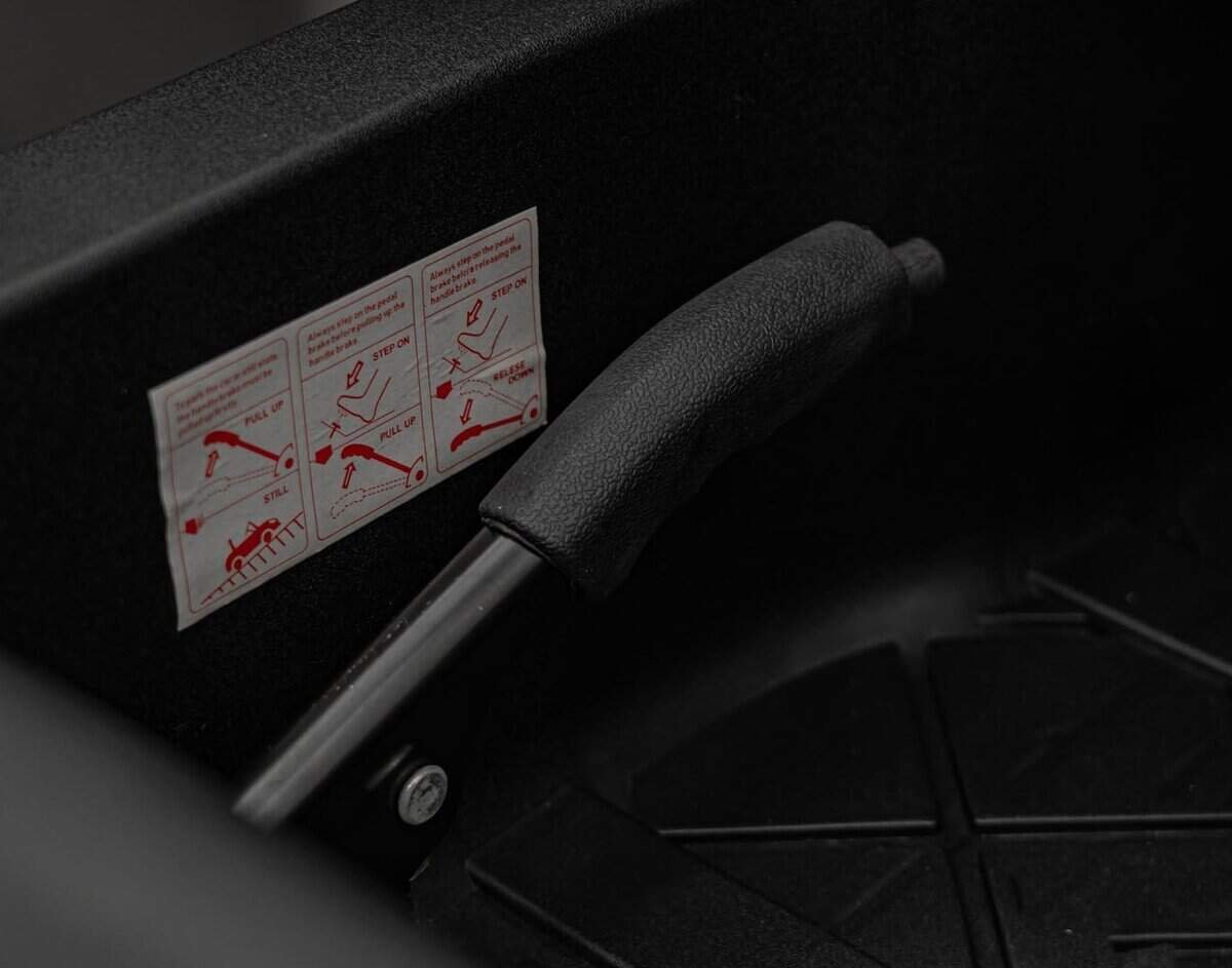 1. Mână de siguranță a scaunului cu instrucțiuni de utilizare.