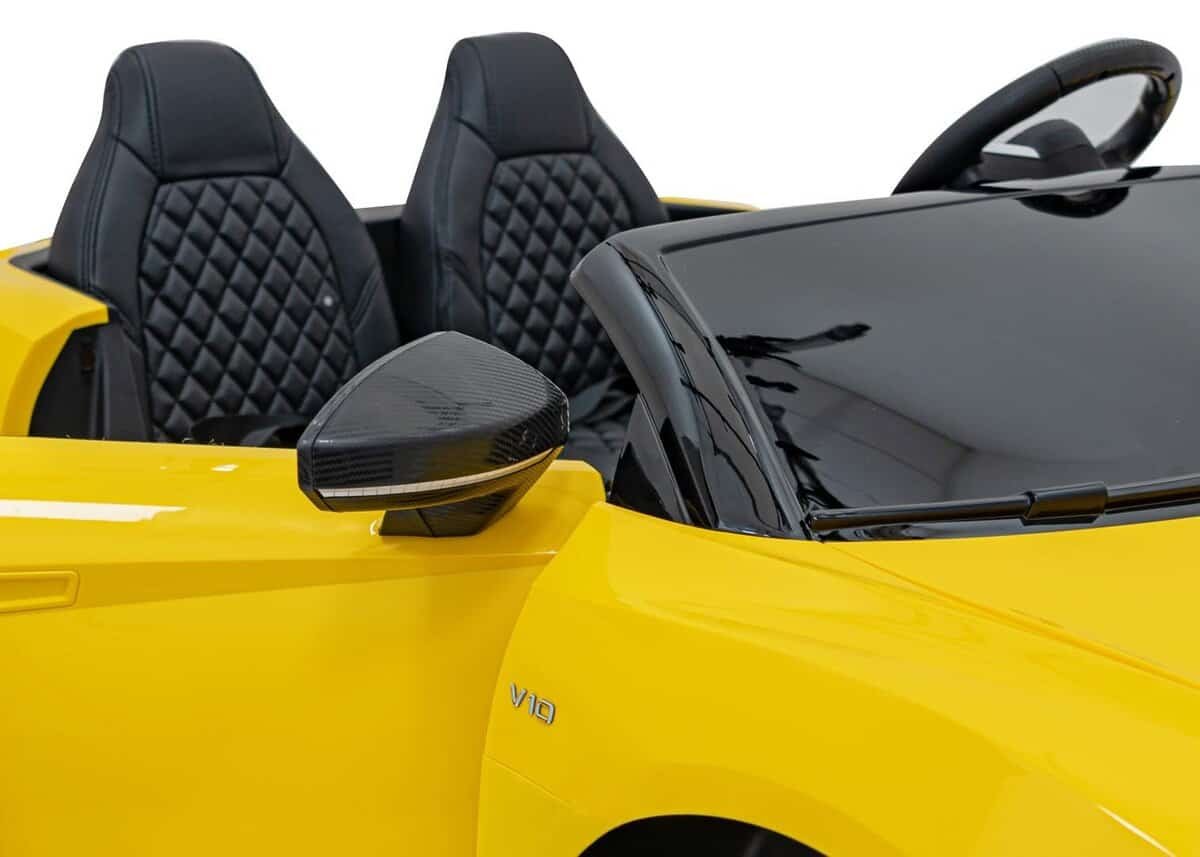 1. Masina sport convertibil galben cu scaune negre cu model decribated.