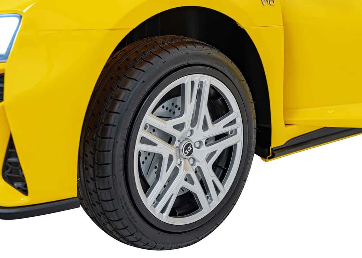 1. Anvelope sport Audi pe mașină galbenă de culoare strălucitoare.