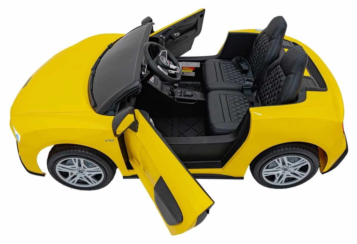 Mașinuță electrică pentru copii, model sportiv, galben cu interior negru, pentru distracție în aer liber.