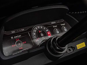 1. Bord manetă de control și viteză digitală în interiorul mașinii sport.