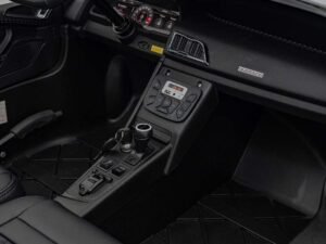 Butoane si control climatizare interior masina, imagini detaliu, interior autovehicul sport, imagine moderna și tehnologică, accesoriu auto premium, confort și stil auto, foto reală auto de lux.