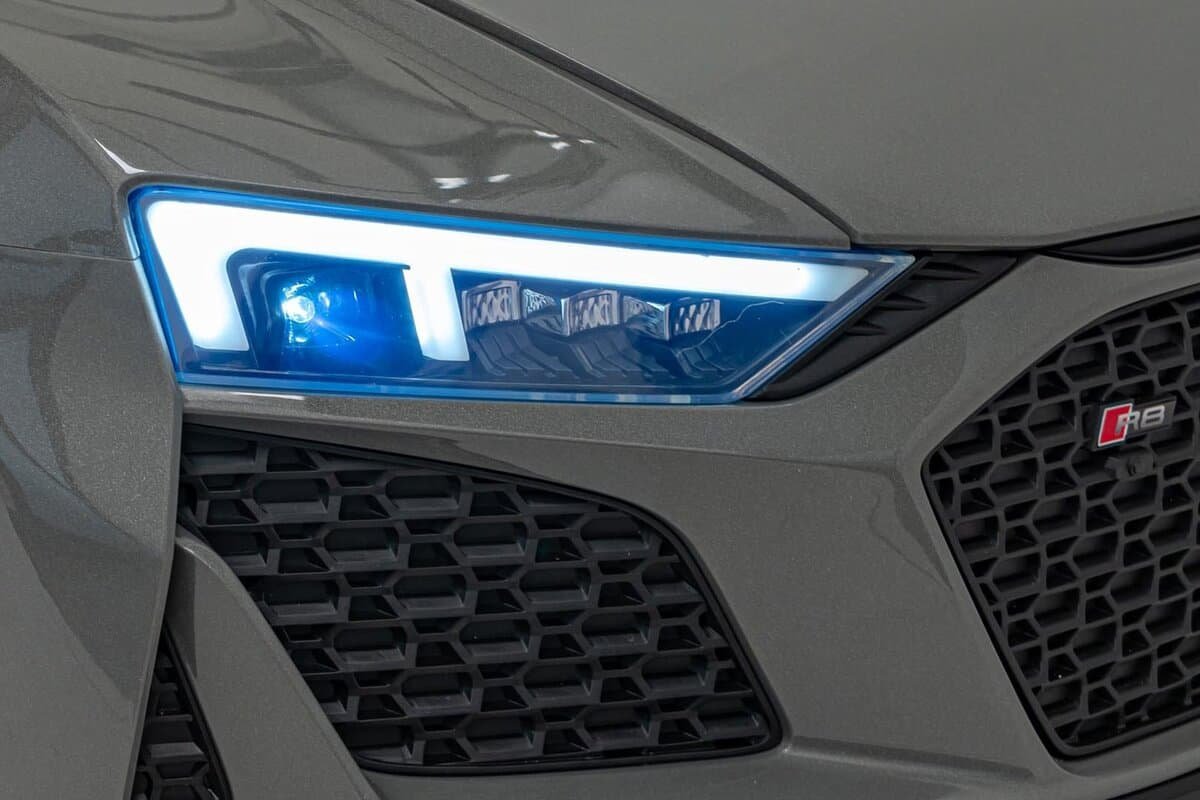 Lumină far LED pentru mașini sport Audi RS Q8.