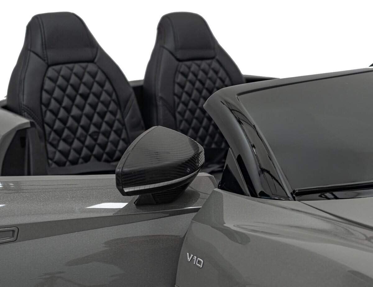 - Bara oglinda retrovizoare mașină sport, finisaj carbon, detaliu de lux.