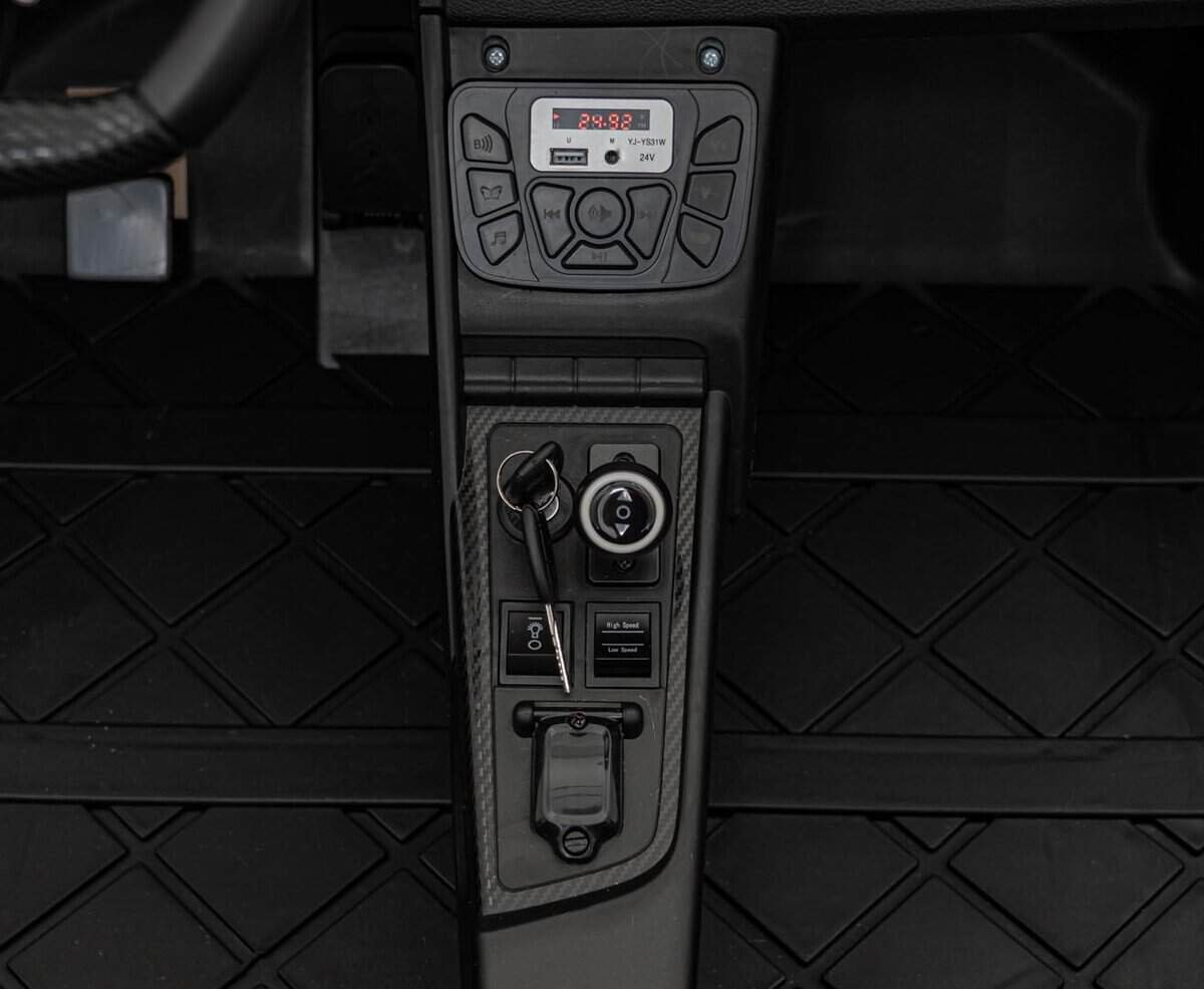 1. Breloc și butoane pentru control în interiorul mașinii, design modern și funcțional.