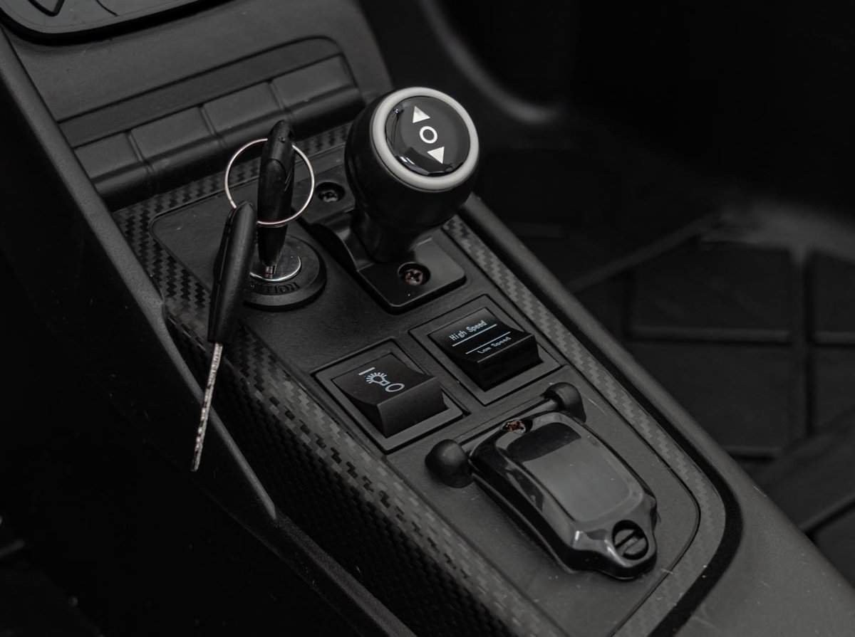 Jucarie pentru masina, accesorii auto sport, design interior masin, replică jucarie automobil, decor jucarie pentru mașini sport.