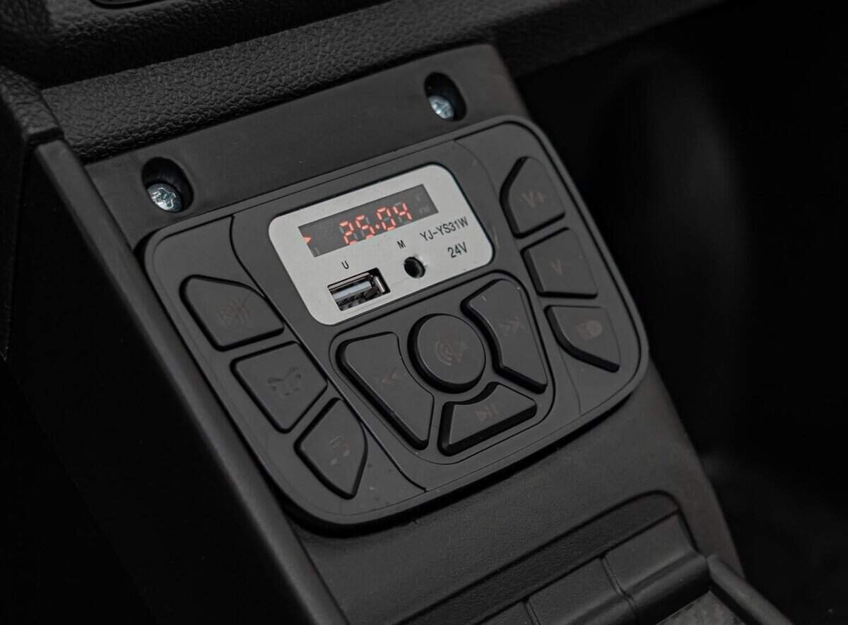 1. Panou control cu încărcător auto și afișaj digital, 24V, în mașină.