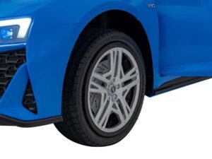 1. Anvelopă de mașină Audi pe mașină sport albastră, detaliu exterior.