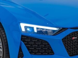 Lumina farurilor LED pentru mașini sport culoare albastră, design modern și elegant.