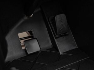 A12. Încărcător pentru mașini electrice, slot pentru priză și indicator LED pentru încărcare.