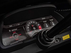 Ilustrație bord de mașină sport, digital și modern, cu vitezometru și indicatori performanță auto.