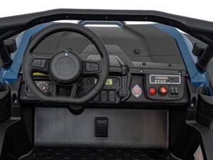 Mașinuță electrică pentru copii, design realist și sigur pentru joaca în aer liber.