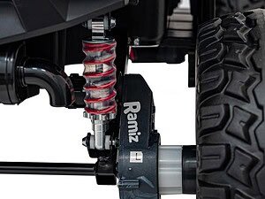 1. Amortizor cu arc roșu pentru mașini off-road, performanță și durabilitate.