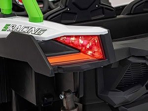 Masina jucarie pentru copii, detailedă cu focus pe siguranță și divertisment.