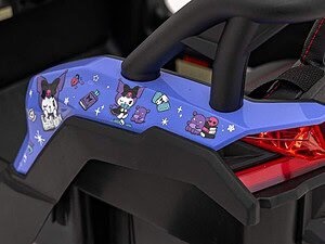 Jucărie pentru mașină cu personaje drăguțe și colorate, ideală pentru distractie și confortul copilului.