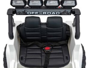 Poze cu mașinuță electrică pentru copii, design off-road și siguranță.