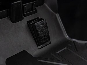 Pedala accelerație mașină, interior automobil, pedala accelerație și frână, componentă auto.