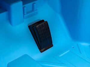 Sac de depozitare pentru jucării din plastic albastru, durabil și practic.