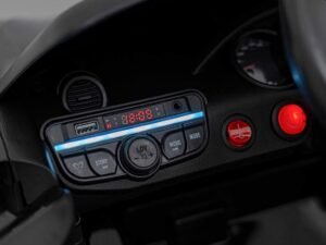 Buton auto, tabloul de bord, interior masina, comanda audio, iluminare blue, control volume, difuzor, display digital, iluminare roșie.