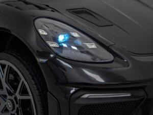 Strălucitoare mașină sport neagră cu faruri moderne și design aerodinamic.